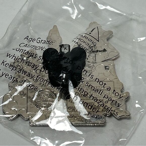 New Disneyland 60th Resort Diamond Celebration Goofy & Pluto Pin - Picture 3 of 3